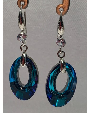 Boucle d'oreille ovale  cristal bleu .